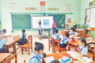 Một tiết học ứng dụng công nghệ số tại Trường tiểu học Nhơn Phú C, xã Nhơn Phú, huyện Mang Thít.