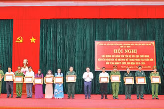 Lãnh đạo Ủy ban nhân dân tỉnh Tây Ninh khen thưởng các điển hình tiên tiến, các gương hội viên nòng cốt trong Phong trào Toàn dân bảo vệ an ninh Tổ quốc . (Ảnh VIỆT KHOA)