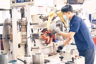 Sản xuất động cơ điện tại Công ty trách nhiệm hữu hạn Bonfiglioli (vốn đầu tư Italia) ở Khu công nghiệp Mỹ Phước 3, thành phố Bến Cát.