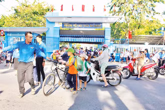 Đoàn viên, thanh niên giúp học sinh qua đường.