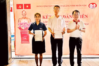 Đồng chí Nguyễn Anh Đức, Phó Bí thư Đảng ủy, Tổng Giám đốc Saigon Co.op chúc mừng hai đảng viên trẻ được kết nạp.