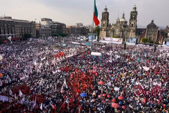 Người dân theo dõi ứng cử viên Tổng thống Mexico vận động tranh cử. (Ảnh MERCURY NEWS)