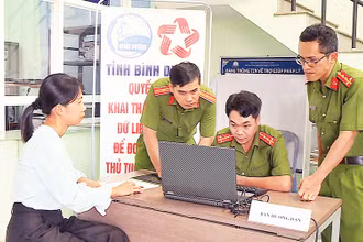 Lực lượng công an cơ sở hướng dẫn người dân khai thác dữ liệu đất đai để thực hiện thủ tục hành chính trong lĩnh vực cư trú.