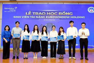 Đại diện Trường đại học Kinh tế quốc dân trao học bổng sinh viên xuất sắc. (Ảnh PHƯƠNG LINH)