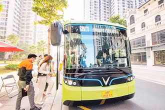 Xe buýt điện đang ngày càng nhận được sự ủng hộ của người dân. (Ảnh Vũ Khoa)