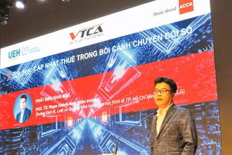 Phó Giáo sư, Tiến sĩ Phạm Khánh Nam, Hiệu trưởng Trường Kinh tế, Luật và Quản lý nhà nước thuộc Đại học Kinh tế Thành phố Hồ Chí Minh phát biểu tại tọa đàm.