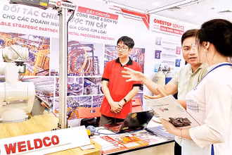 Đại diện Công ty cổ phần Công nghiệp WELDCOM giới thiệu sản phẩm tới khách hàng.