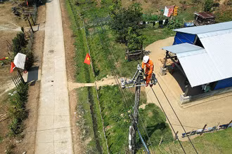 Công nhân Công ty Điện lực Quảng Nam nỗ lực đưa điện đến huyện miền núi Nam Giang.