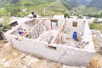 Người dân được hỗ trợ xóa nhà tạm bảo đảm tiêu chí “Cứng tường, cứng nền, bền mái”.