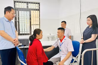 Cán bộ y tế xã Phiêng Khoài, huyện Yên Châu, tỉnh Sơn La khám bệnh cho người dân trong xã. (Ảnh TRUNG HIẾU)