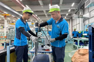 Công nhân Công ty TNHH LS ELECTRIC Việt Nam (Khu công nghiệp Yên Phong mở rộng) vẫn bảo đảm sản xuất sau mưa lũ.