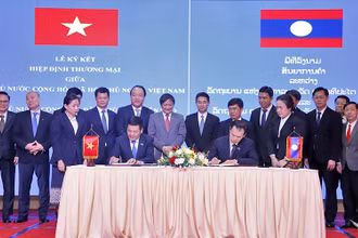 Lễ ký hiệp định thương mại giữa hai nước Việt Nam-Lào tại Viêng Chăn. (Ảnh TTXVN)