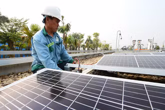 Lắp đặt pin năng lượng mặt trời áp mái tại Nhà máy Nước mặt Sông Đuống (Hà Nội) do Tập đoàn AquaOne đầu tư. (Ảnh TRẦN TUẤN)