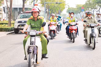 Lực lượng công an cùng nhân dân tham gia hoạt động tuần tra bảo đảm an ninh, trật tự.
