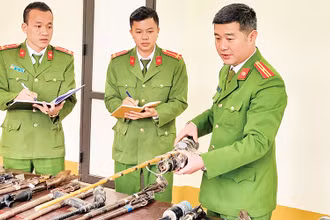 Qua tuyên truyền vận động, lực lượng Công an huyện Mường La đã thu hồi nhiều vũ khí, vật liệu nổ, công cụ hỗ trợ.