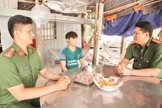 Công an xã Bình Hòa Hưng, huyện Đức Huệ, tỉnh Long An gặp gỡ, lắng nghe tâm tư nguyện vọng của nhân dân.