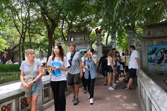 Khách du lịch các nước tham quan Đền Ngọc Sơn, Hà Nội. (Ảnh HỒ HẠ)