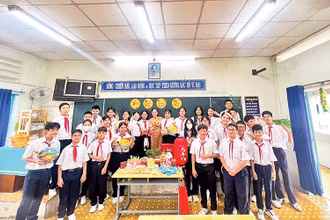 Cô giáo Nguyễn Thị Bảo Ngọc và các học sinh đón Tết Trung thu tại Trường trung học cơ sở Ngô Tất Tố.