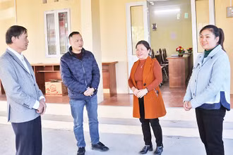 Các đảng viên Chi bộ xóm Đông Mu, thị trấn Thanh Nhật, huyện Hạ Lang trao đổi về thực hiện nhiệm vụ phát triển đảng viên mới.