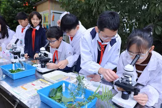 Học sinh Trường THCS Ngô Sĩ Liên (quận Hoàn Kiếm, Hà Nội) trong ngày hội STEM 2024.