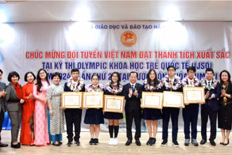 Lãnh đạo Sở Giáo dục và Đào tạo Hà Nội chúc mừng thành tích của đội tuyển Olympic Khoa học trẻ quốc tế IJSO 2024.