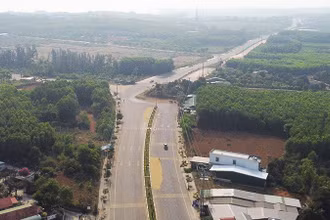 Sau hơn 10 năm thi công, tuyến giao thông trục chính nối trung tâm phía bắc và phía nam đô thị Vạn Tường vẫn còn dở dang.