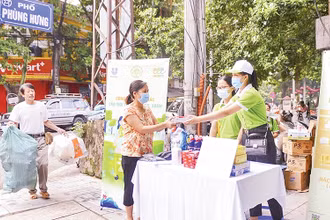 Chương trình phân loại rác thải tại nguồn do Công ty Môi trường đô thị Hà Nội thực hiện. (Ảnh Phan Hoa)