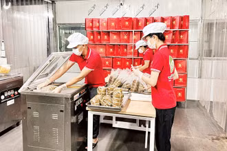 Công ty cổ phần thực phẩm Tuấn Vũ Foods chế biến sản phẩm thịt gà Đông Tảo.