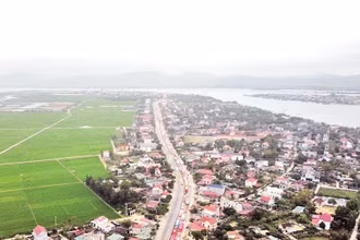 Ô-tô xếp thành hàng dài do ùn tắc tại Quốc lộ 1A đoạn qua cầu Gianh trong dịp Tết Nguyên đán 2024.