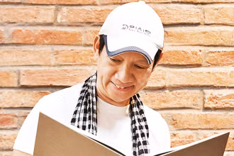 Nhiếp ảnh gia Trần Thế Phong và cuốn sách “Nghề truyền thống Việt”.