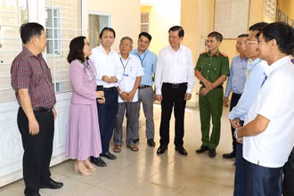 Lãnh đạo Tỉnh ủy Đồng Nai trao đổi với đại diện UBND xã Quang Trung (huyện Thống Nhất) về công tác xây dựng Đảng.