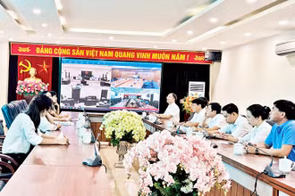 Cán bộ Tòa án nhân dân tỉnh Bắc Ninh theo dõi phiên xét xử trực tuyến rút kinh nghiệm.