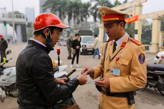 Bộ Công an đề xuất quy định mới về điểm, trừ điểm giấy phép lái xe trong dự thảo Luật Trật tự, an toàn giao thông đường bộ. (Ảnh TUẤN TRUNG)