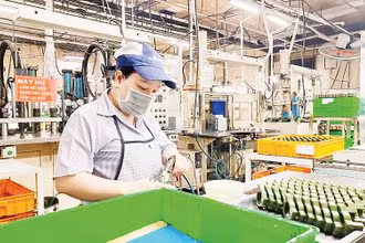 Công nhân Công ty TNHH Juki (Việt Nam) tại Khu chế xuất Tân Thuận, Thành phố Hồ Chí Minh gia công chi tiết linh kiện máy may công nghiệp. (Ảnh CAO TÂN)