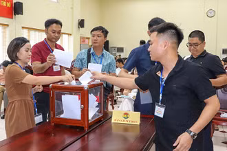 Một phiên đấu giá quyền khai thác mỏ cát Châu Sơn, huyện Ba Vì, Hà Nội. (Ảnh Hoàng sơn)