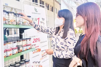 Người dân mua sắm thực phẩm phục vụ những ngày Tết tại các hội chợ ở Thành phố Hồ Chí Minh.