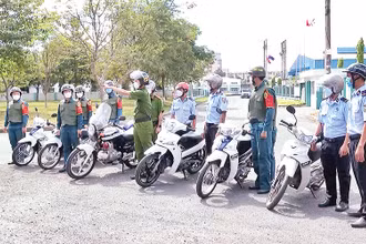 Lực lượng tự vệ Tổng công ty Sonadezi phối hợp cơ quan chức năng tuần tra trong khu công nghiệp ở thành phố Biên Hòa.
