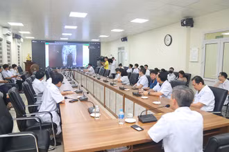 Hội chẩn qua hệ thống Telemedicine giữa các bác sĩ Bệnh viện Hữu nghị Việt Đức và bệnh viện tuyến dưới để đưa ra phương án phẫu thuật cấp cứu cho một nạn nhân.