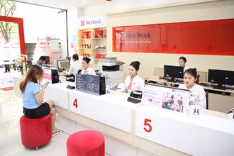 Khách hàng giao dịch tại chi nhánh ngân hàng SeABank.
