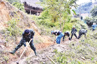 Bộ đội Trung đoàn 148 giúp nhân dân xã Yên Lâm, huyện Hàm Yên (Tuyên Quang) nạo vét, khơi thông hệ thống mương dẫn nước.