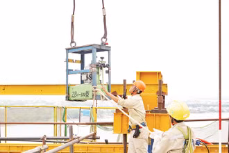 Công nhân thi công một hạng mục của dự án cao tốc Bến Lức-Long Thành. (Ảnh Thế Anh)