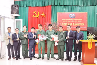 Lễ kết nạp đảng cho tân binh tại Khu phố 6 Cẩm Giang, phường Đồng Nguyên, thành phố Từ Sơn, tỉnh Bắc Ninh.