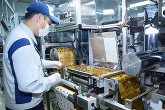 Sản xuất bảng mạch điện tử ở Nhà máy Nippon Mektron của Công ty TNHH Mektec Manufacturing Việt Nam. (Ảnh THANH HẢI)