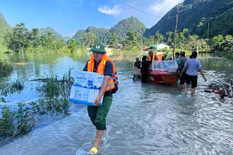 Lực lượng vũ trang vận chuyển nhu yếu phẩm cứu trợ người dân vùng ngập lũ.