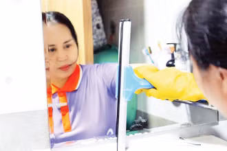 Lao động thời vụ như dọn dẹp nhà cửa, làm sạch công trình xây dựng cuối năm được nhiều công ty rao tuyển.