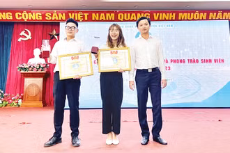 Đại diện dự án “Rule 901”nhận Bằng khen của Trung ương Hội Sinh viên Việt Nam.