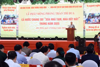 Chủ tịch Ủy ban Trung ương Mặt trận Tổ quốc Việt Nam Đỗ Văn Chiến phát biểu tại lễ phát động phong trào thi đua cả nước chung tay xóa nhà tạm, nhà dột nát. (Ảnh KHÁNH AN)