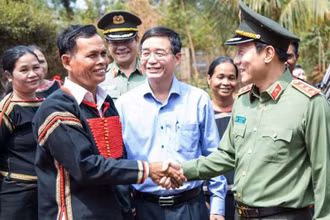 Thượng tướng Lương Tam Quang, khi đó là Thứ trưởng Bộ Công an thăm đồng bào dân tộc thiểu số huyện Cư M’gar, tỉnh Đắk Lắk vào tháng 3/2024. (Ảnh CÔNG AN TỈNH ĐẮK LẮK)