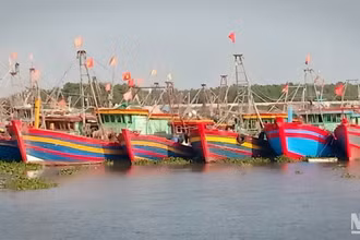 Tàu thuyền của ngư dân ven biển huyện Tiền Hải, tỉnh Thái Bình vào khu neo đậu, tránh bão số 1.