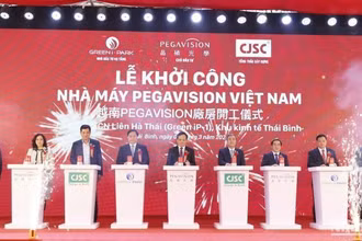 Các đại biểu thực hiện nghi thức bấm nút khởi công nhà máy sản xuất kính áp tròng tại khu công nghiệp Liên Hà Thái (tỉnh Thái Bình).